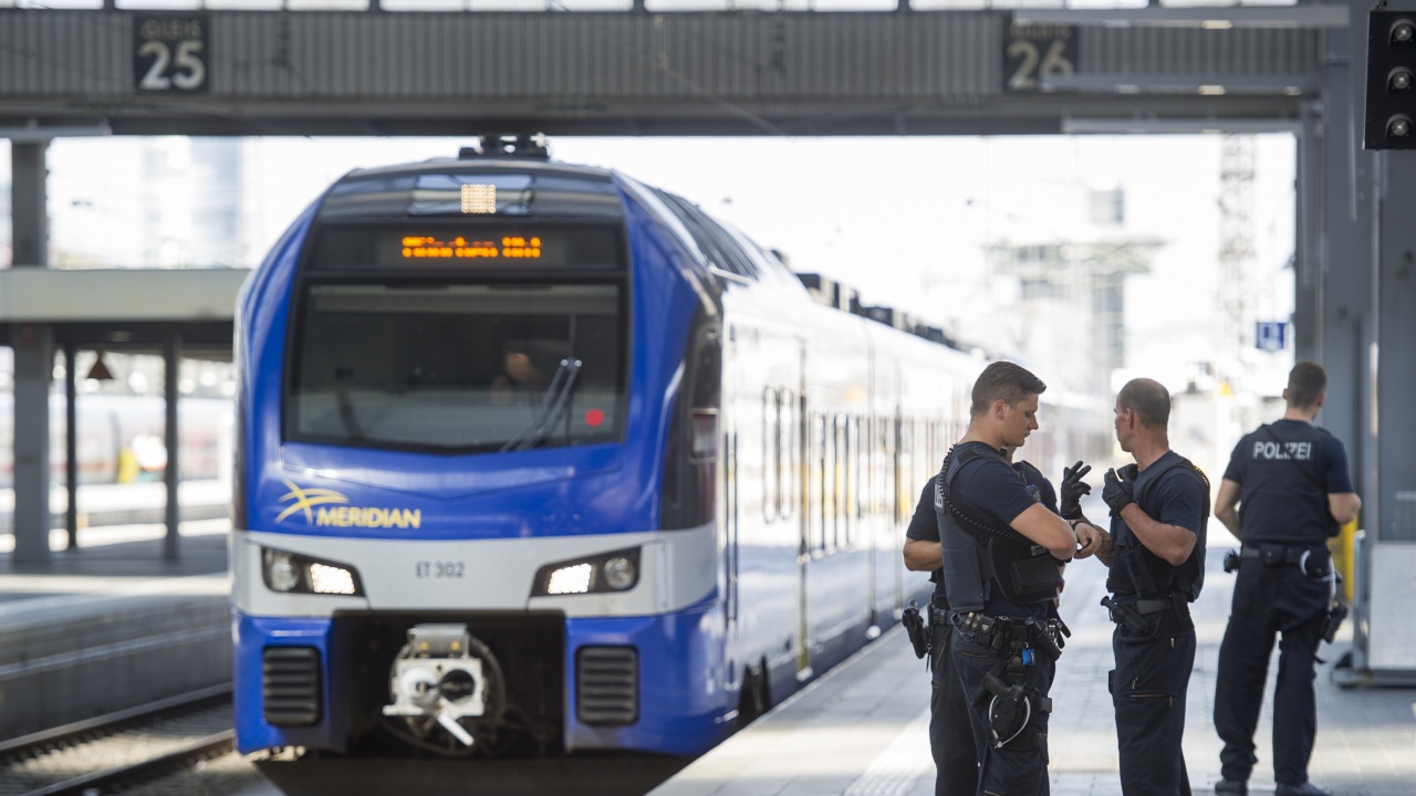 Нaй-малко трима ранени при нападение с нож в германски влак