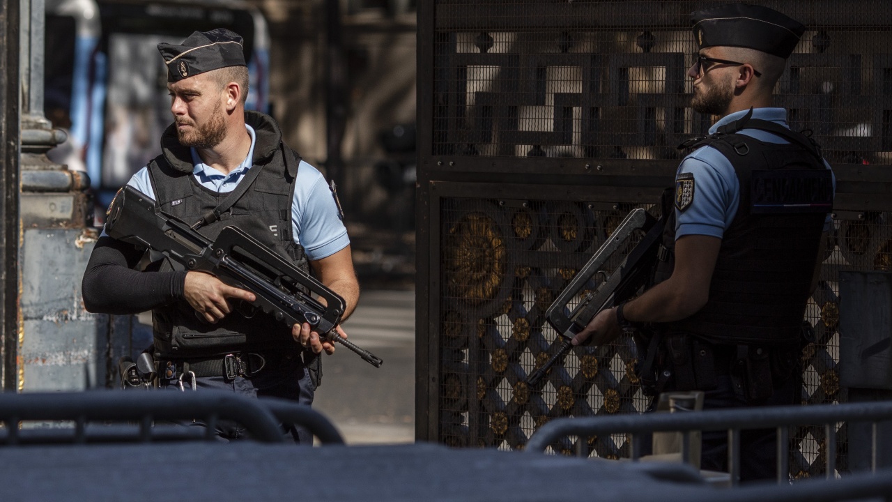 Френски полицай бе нападнат с нож