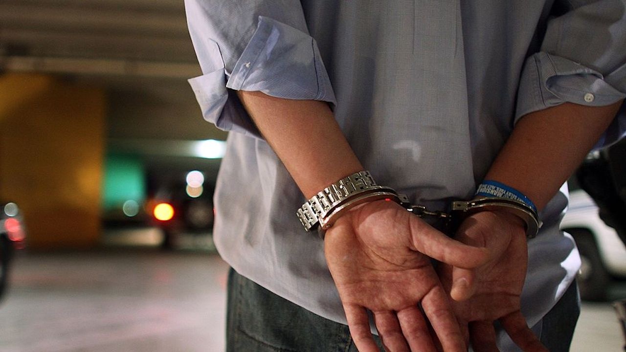 Прокуратурата обвини и задържа мъж за подкуп на полицай