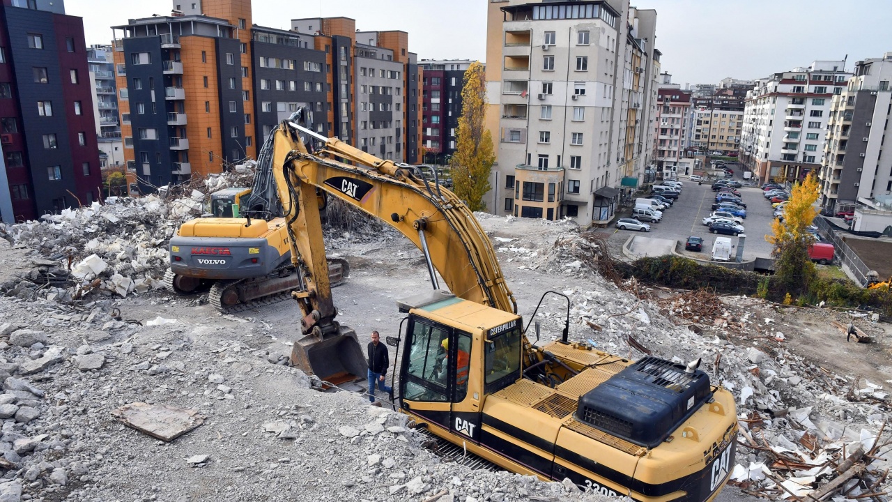 Събарят недовършената сграда на фондация "13 века България"