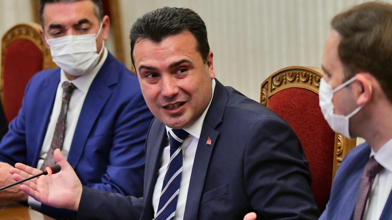 Ръководството на СДСМ единодушно реши Заев да отложи оставките