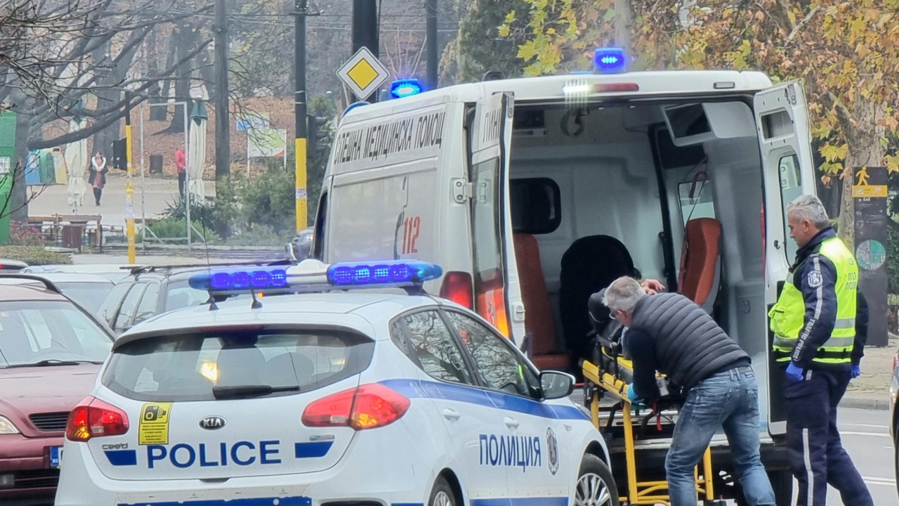 Кола удари пешеходец на булевард "Цар Освободител" в София