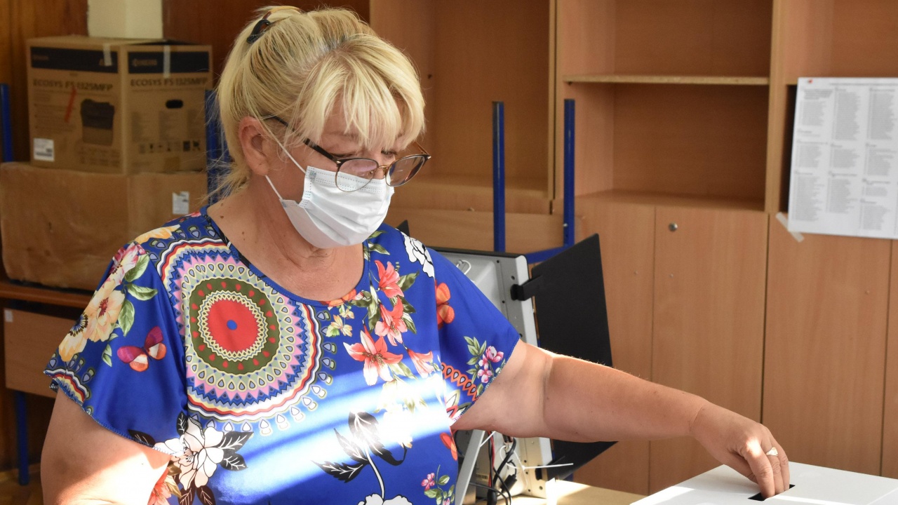 Три избирателни секции в Бургаско са преминали към хартиено гласуване, заради проблем с машините