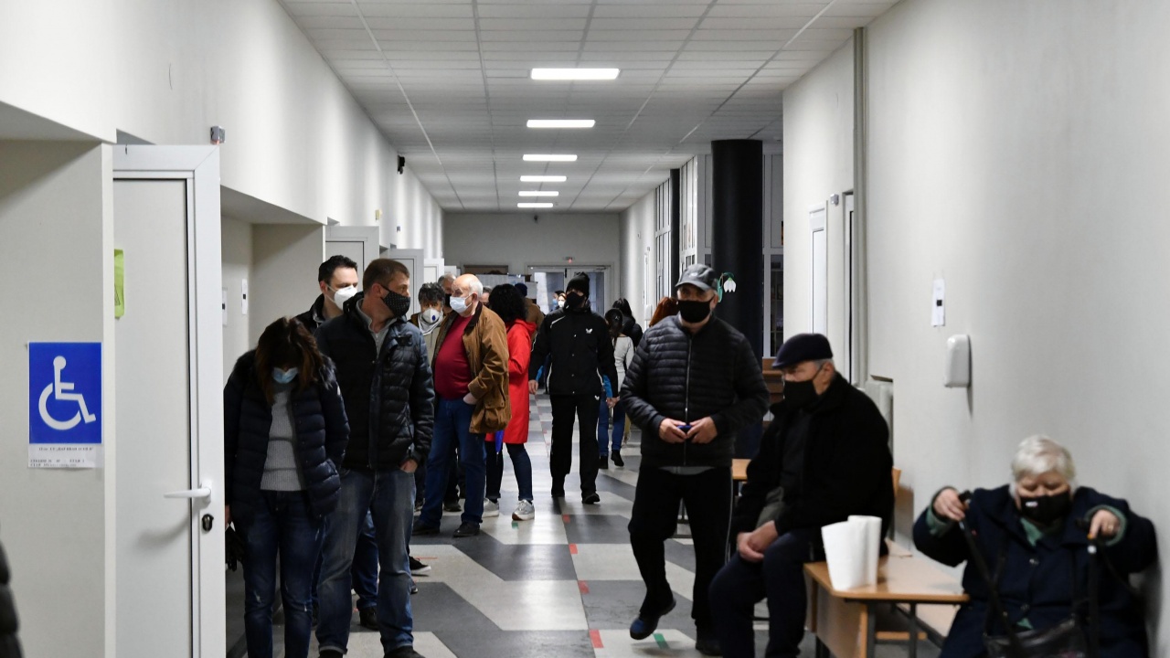 Опашки за гласуване се извиха в Гърция