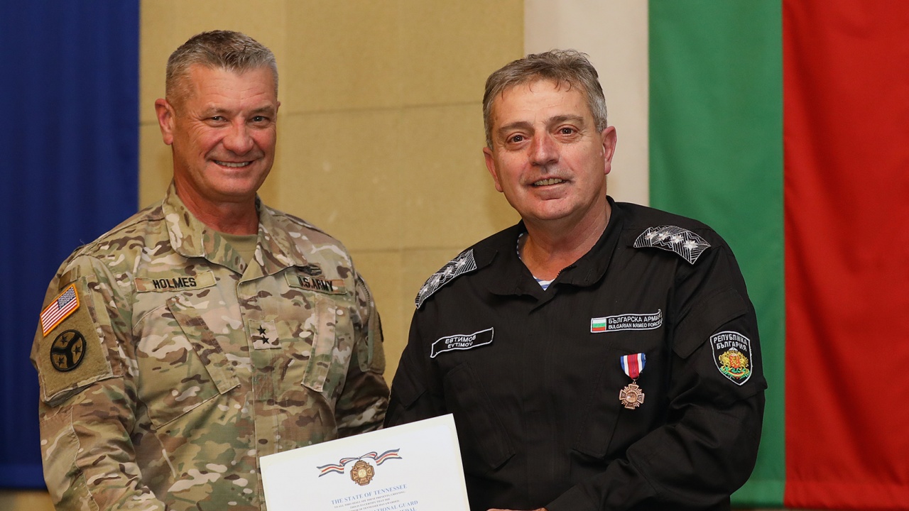 Началникът на отбраната адмирал Емил Ефтимов бе удостоен с награден знак за отличителни заслуги на Националната гвардия на щата Тенеси