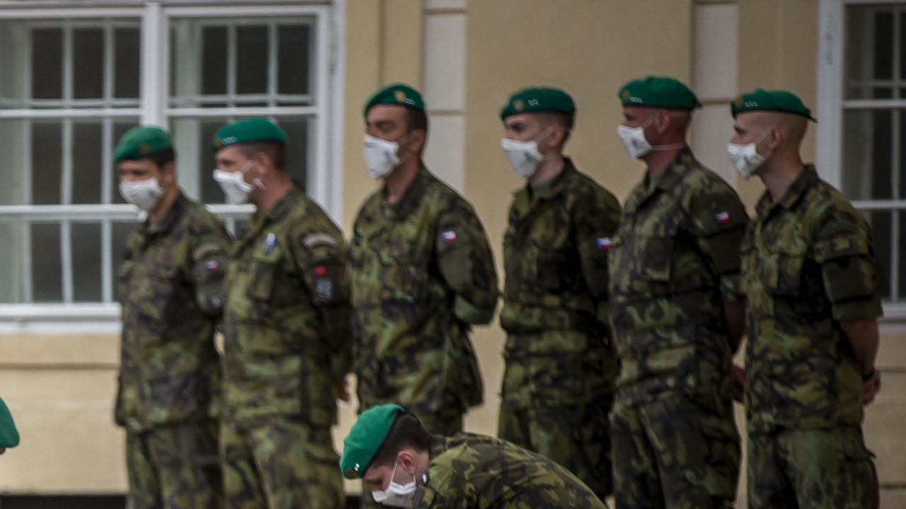  Претоварени заради COVID-19 чешки болници получават помощ от военните