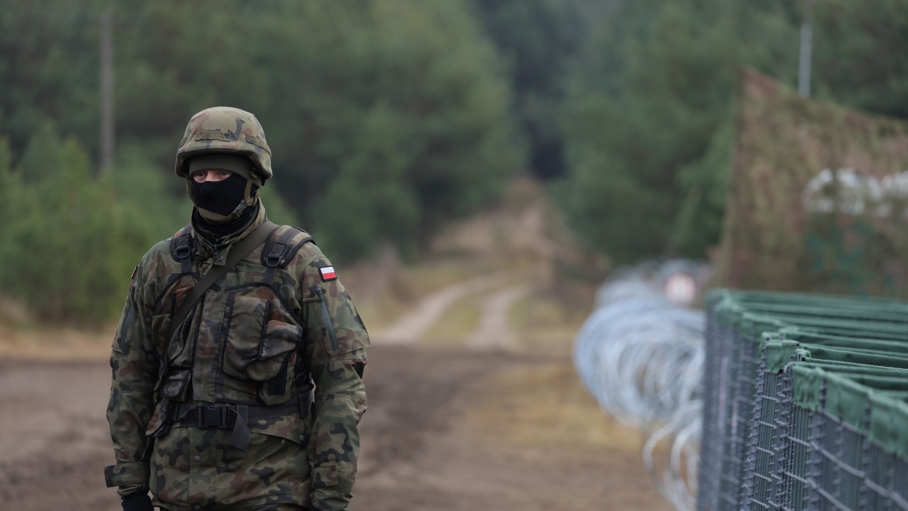 Полша започва да строи стена по границата с Беларус