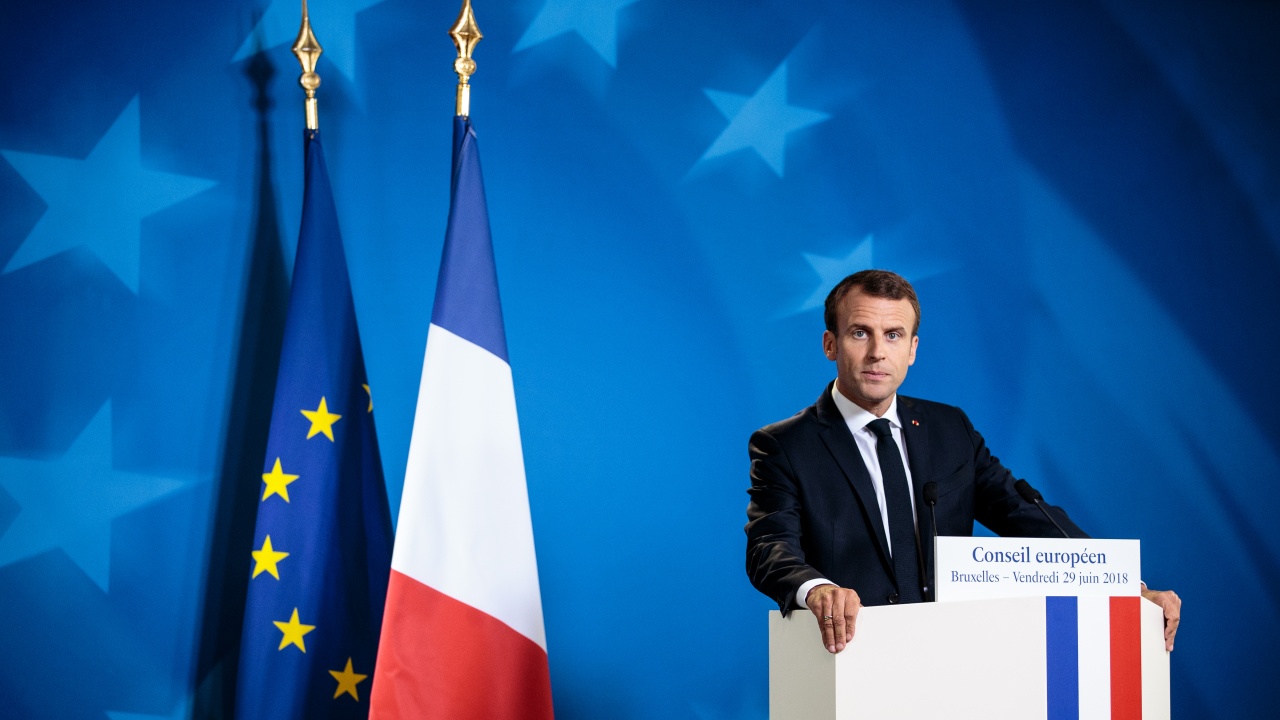 Макрон тайно е променил знамето на Франция