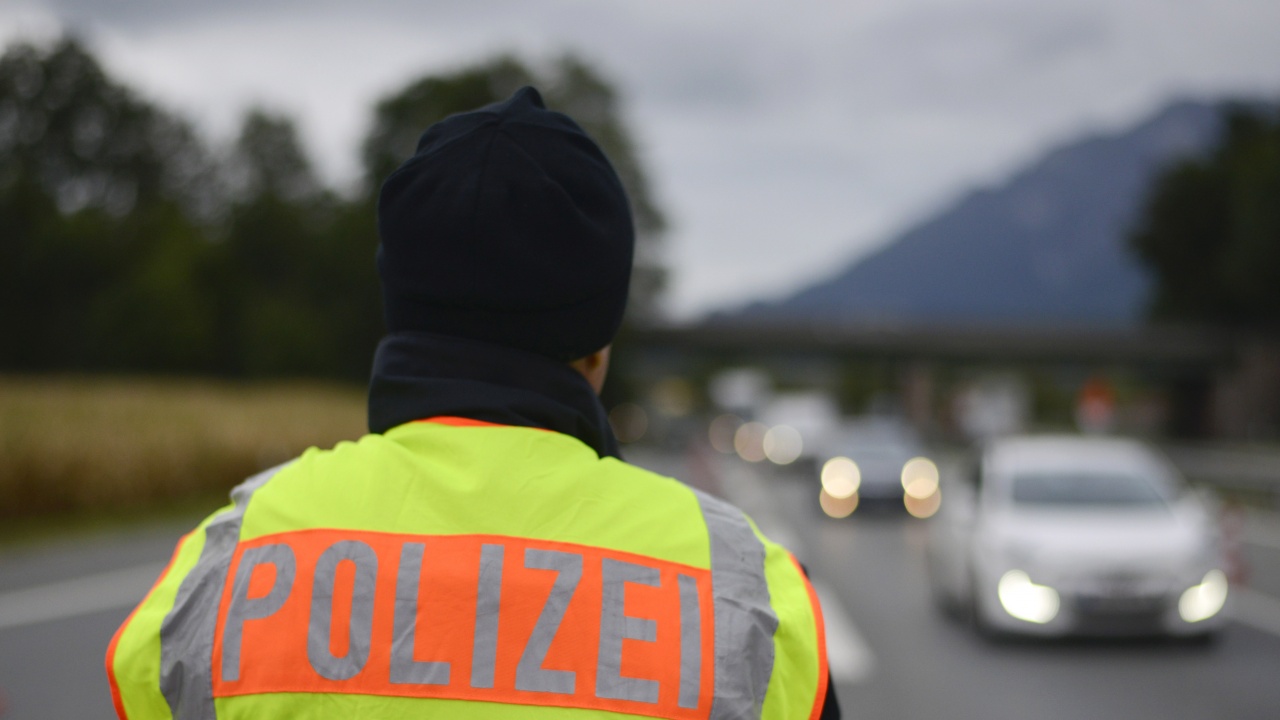 Германски полицаи оказват първа помощ при катастрофа на АМ "Тракия"