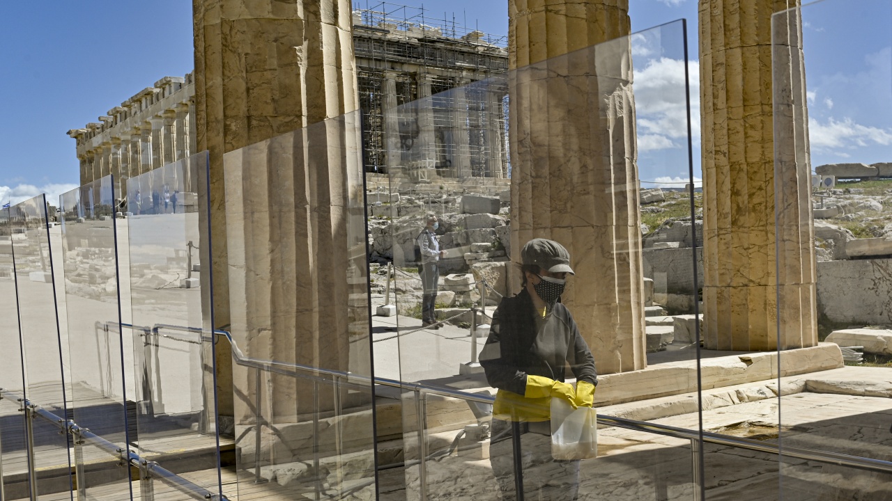 Солени глоби в Гърция за неваксинирани служители, които не са представили отрицателен тест