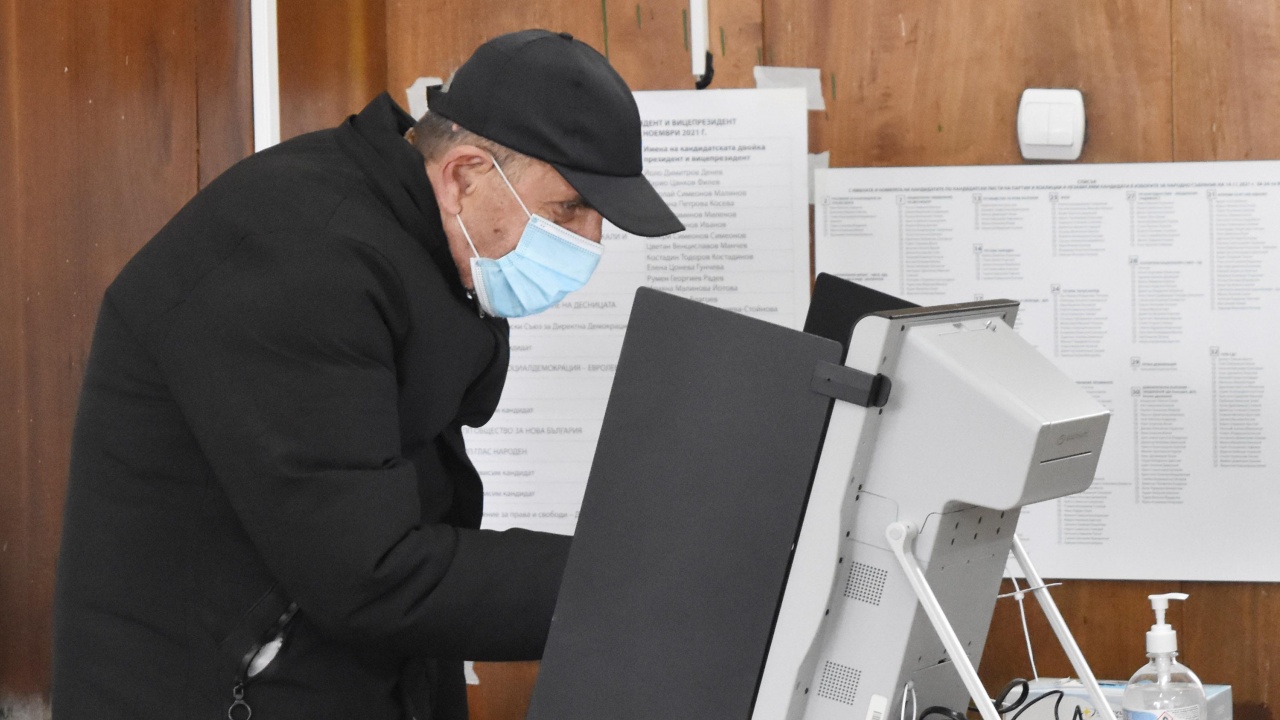 В Пловдив: В една от секциите машината за гласуване не работи
