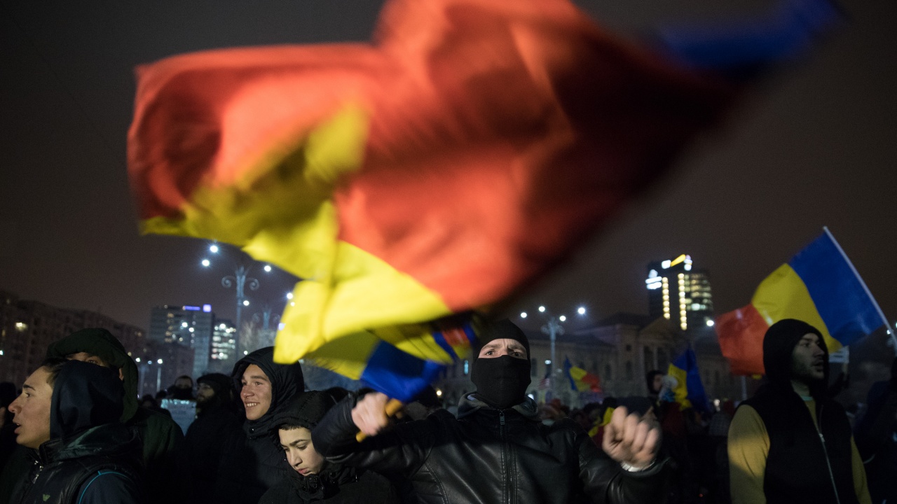 Стотици румънци излязоха на протести срещу ограничителните мерки