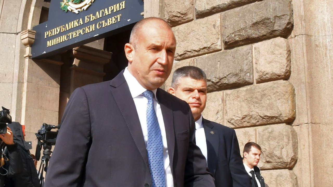 Журналист: Румен Радев получи премия от политически активните българи