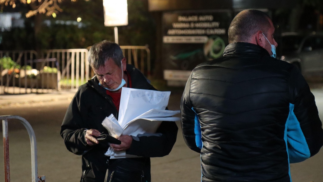 Хаос в Пловдив: Представители на СИК-ове се блъскат, за да си предадат протоколите