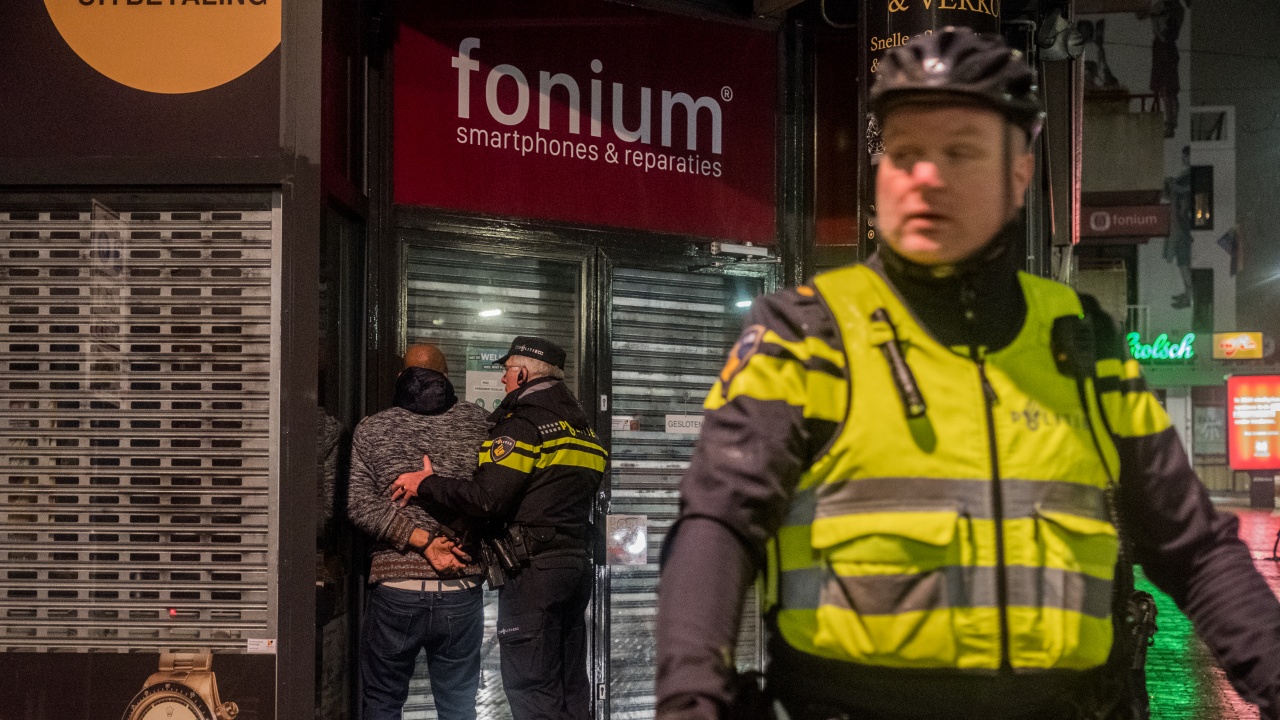 Трета нощ на размирици в Нидерландия заради свързаните с коронавируса ограничения