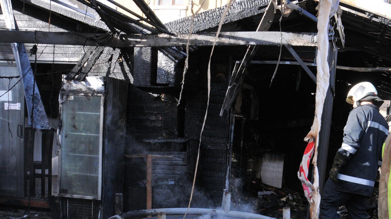Загиналата при пожара в Пловдив жена е нощувала в изгорелия павилион за вестници
