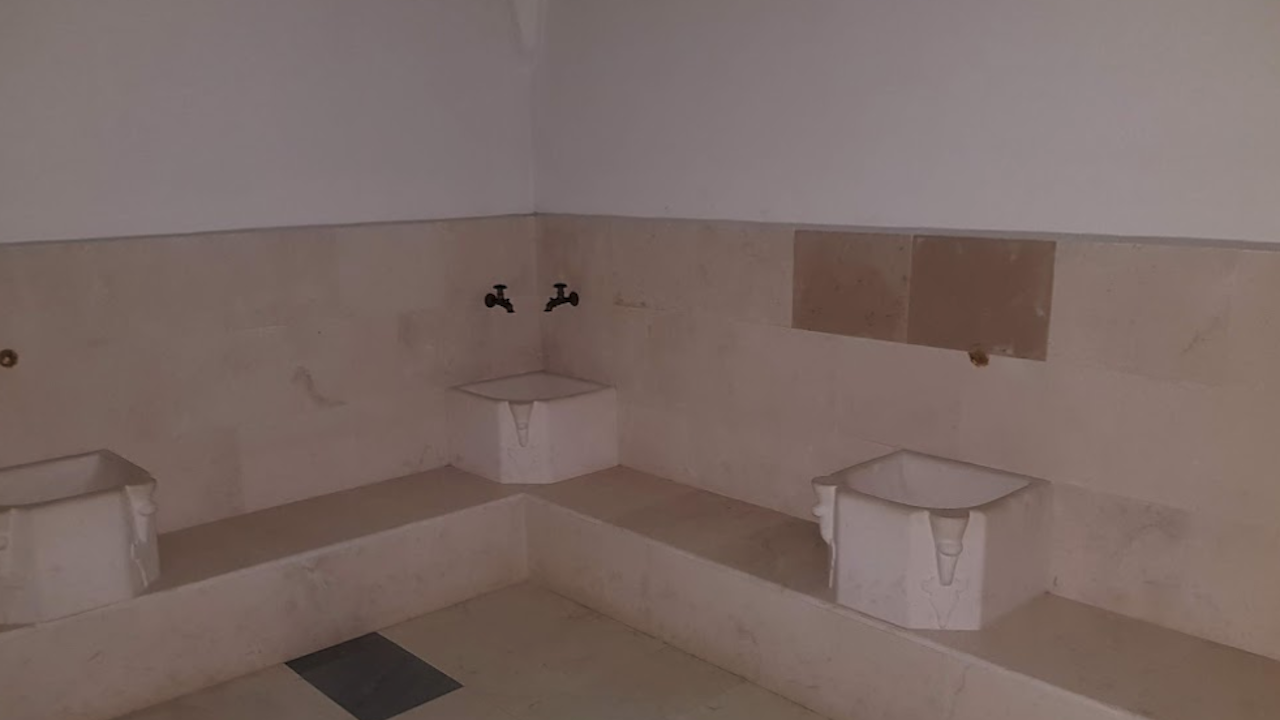 Старата градска баня в Ловеч временно спира работа