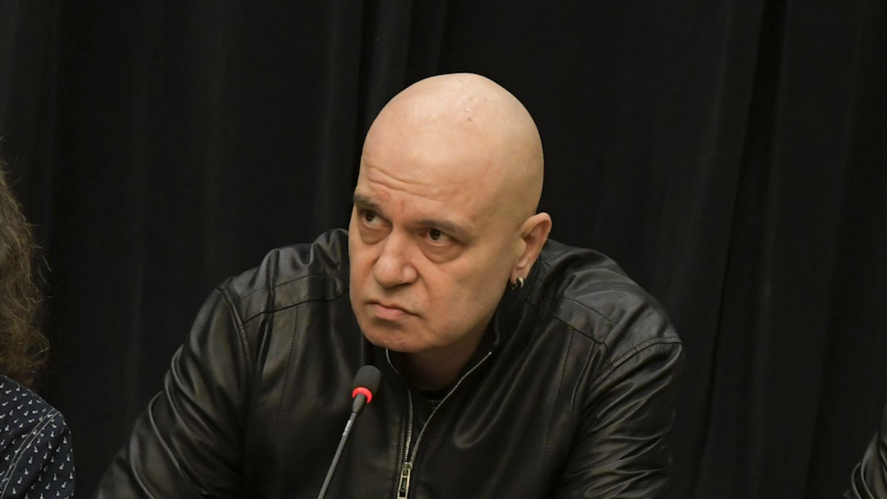 Слави с история за починало след ПТП момиче в колата му и съболезнования за трагедията на "Струма"