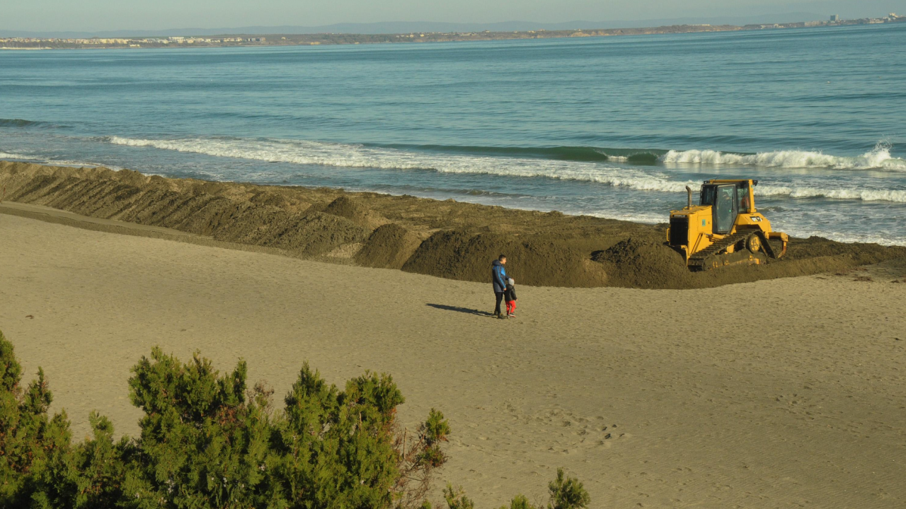 Започва проверка за незаконно изграждане на пясъчна дига на плаж "Несебър - юг"