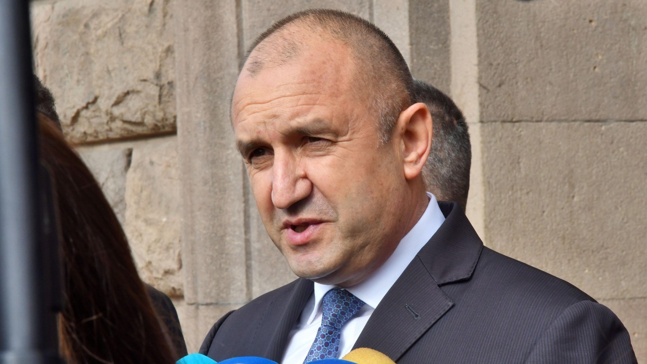 Радев разговаря с комисар Вархеи: България очаква диалогът с РС Македония да води до резултати