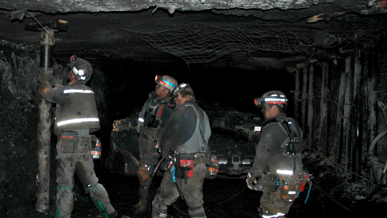 Расте броят на загиналите във въгледобивна мина в Сибир, сред тях има и спасители