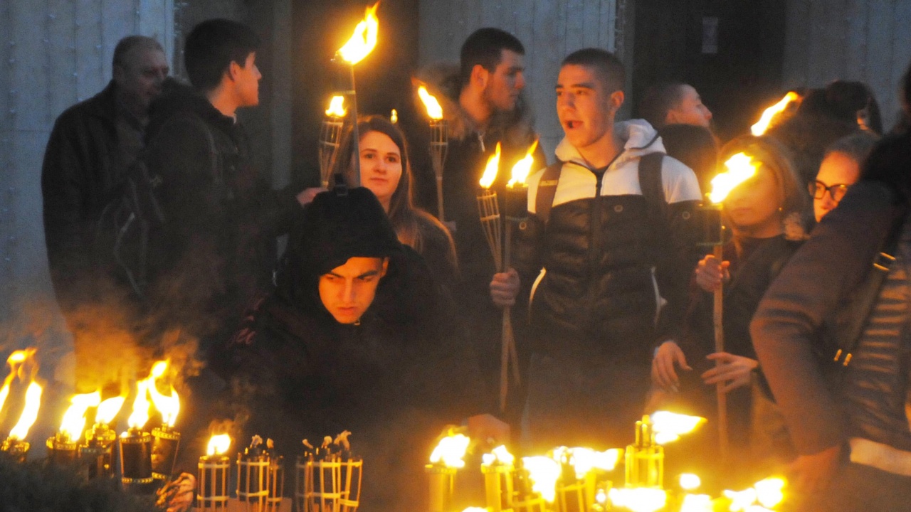 ВМРО отбеляза подписването на Ньойския договор с факелно шествие в Добрич