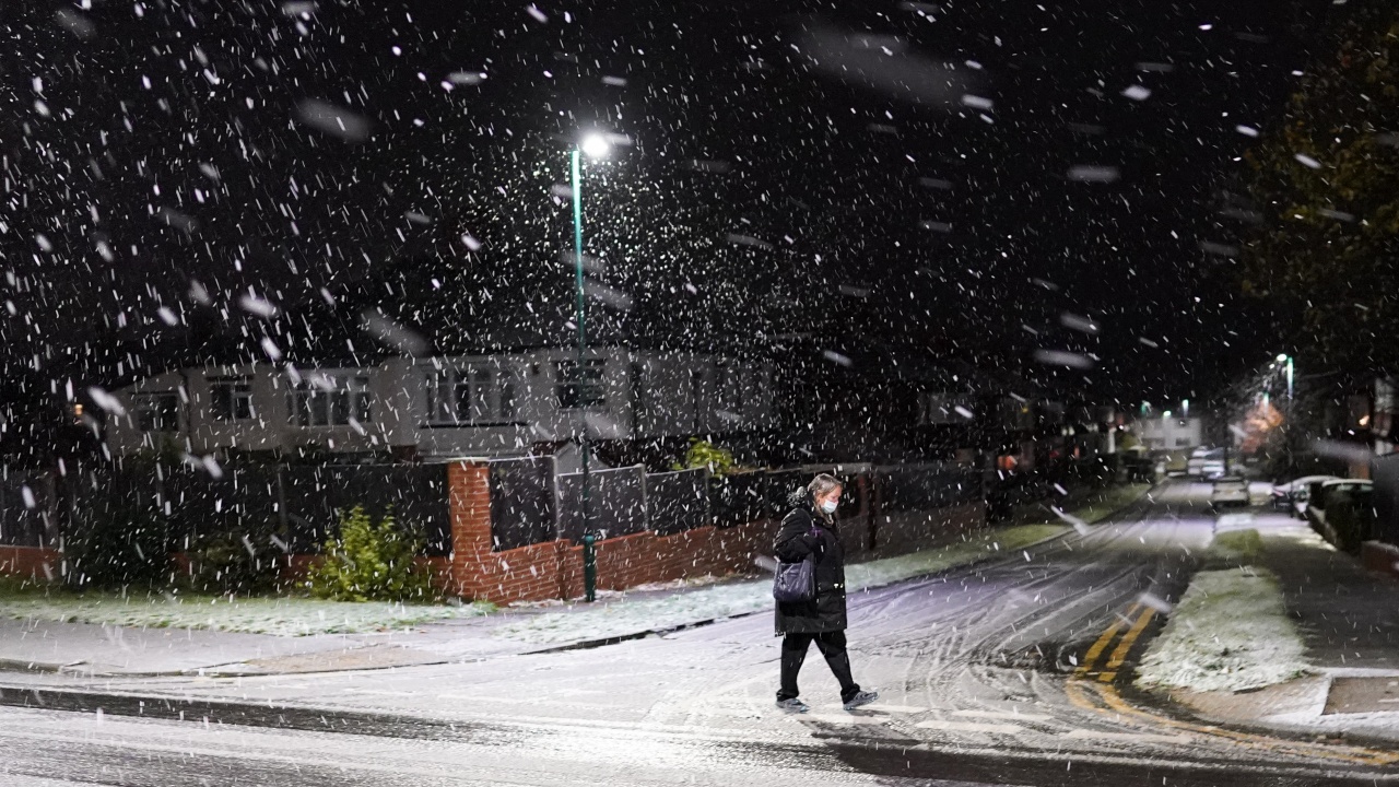 Хиляди останаха тази нощ без ток във Великобритания заради бурята Аруен