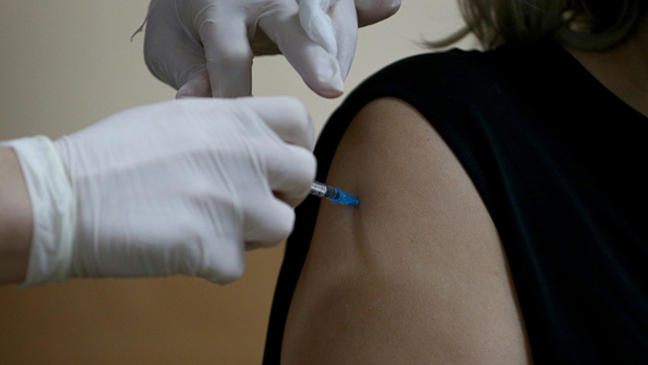 100% от жителите на ОАЕ, подлежащи на имунизация, са с поне една доза ваксина срещу COVID
