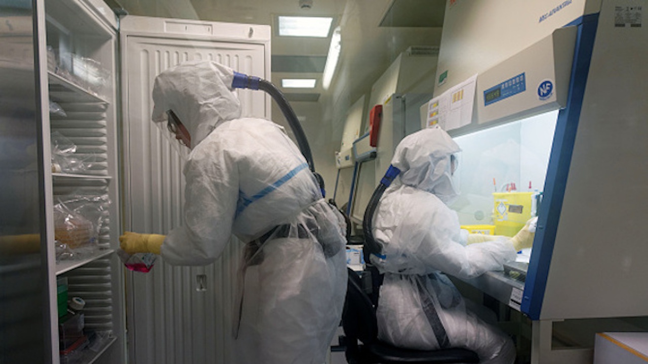 Новият вариант на COVID-19 опасен като ебола
