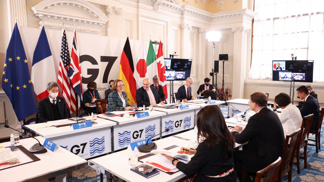 Великобритания свиква извънредно заседание на здравните министри на Г-7 заради Омикрон