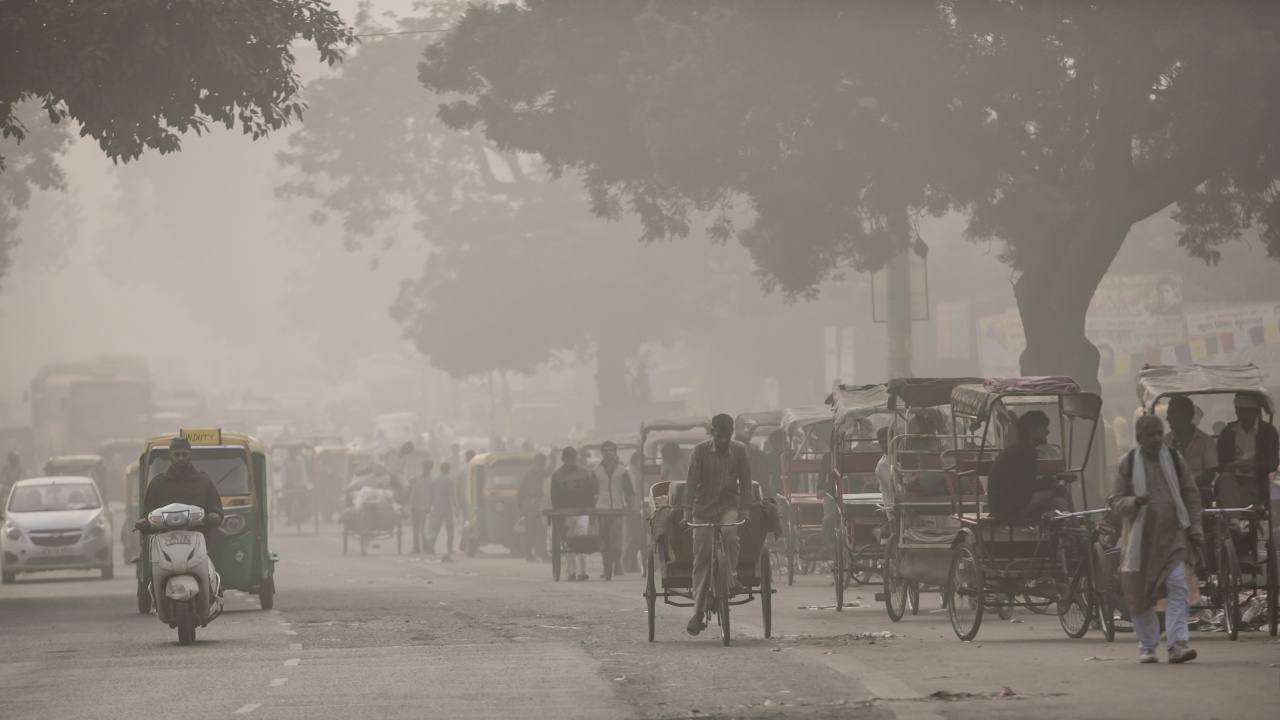 Училищата в Делхи отварят врати въпреки замърсения въздух