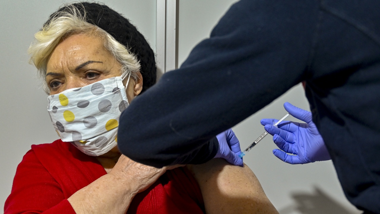 Гърция въвежда задължителна ваксинация за хората над 60 години