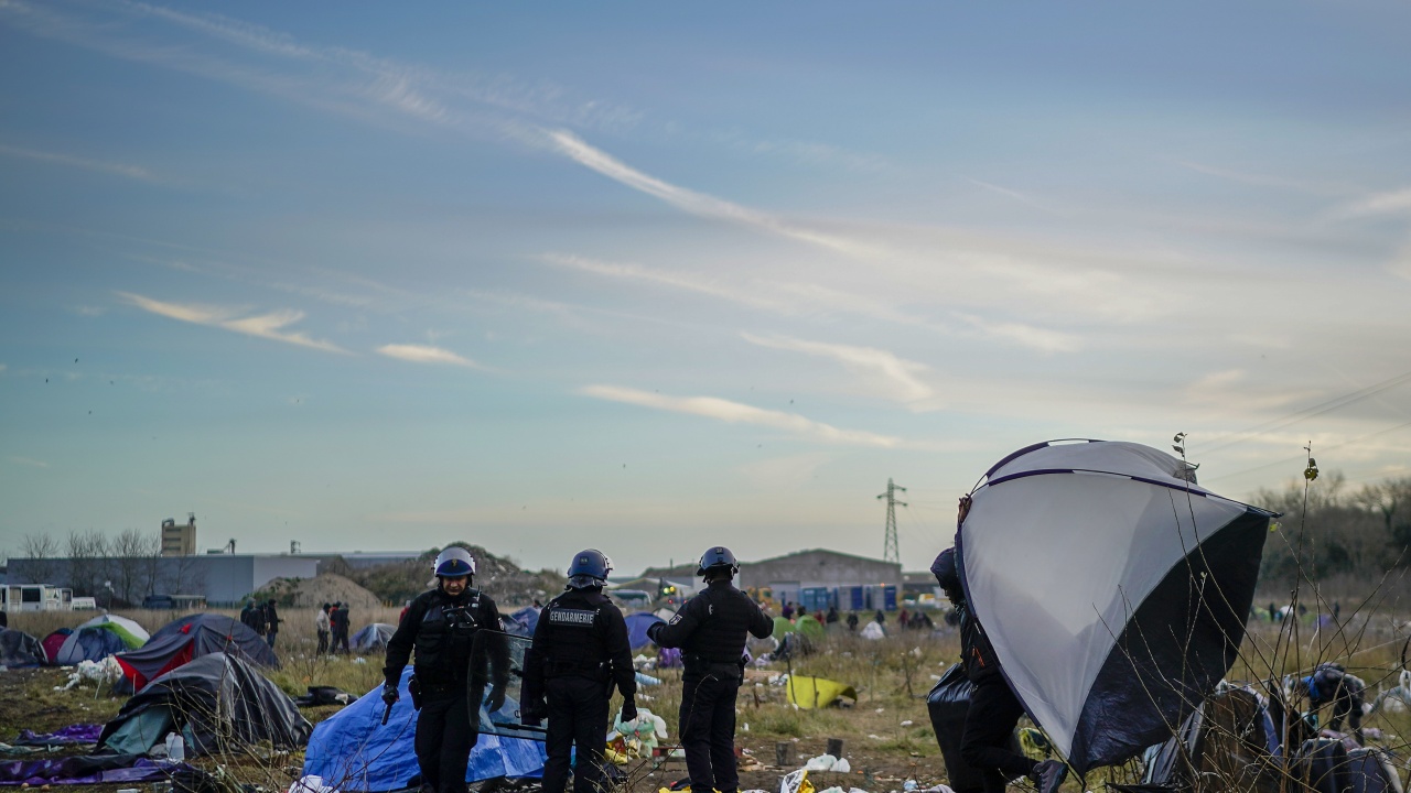 Френската полиция разруши мигрантски лагер на брега на Ламанша