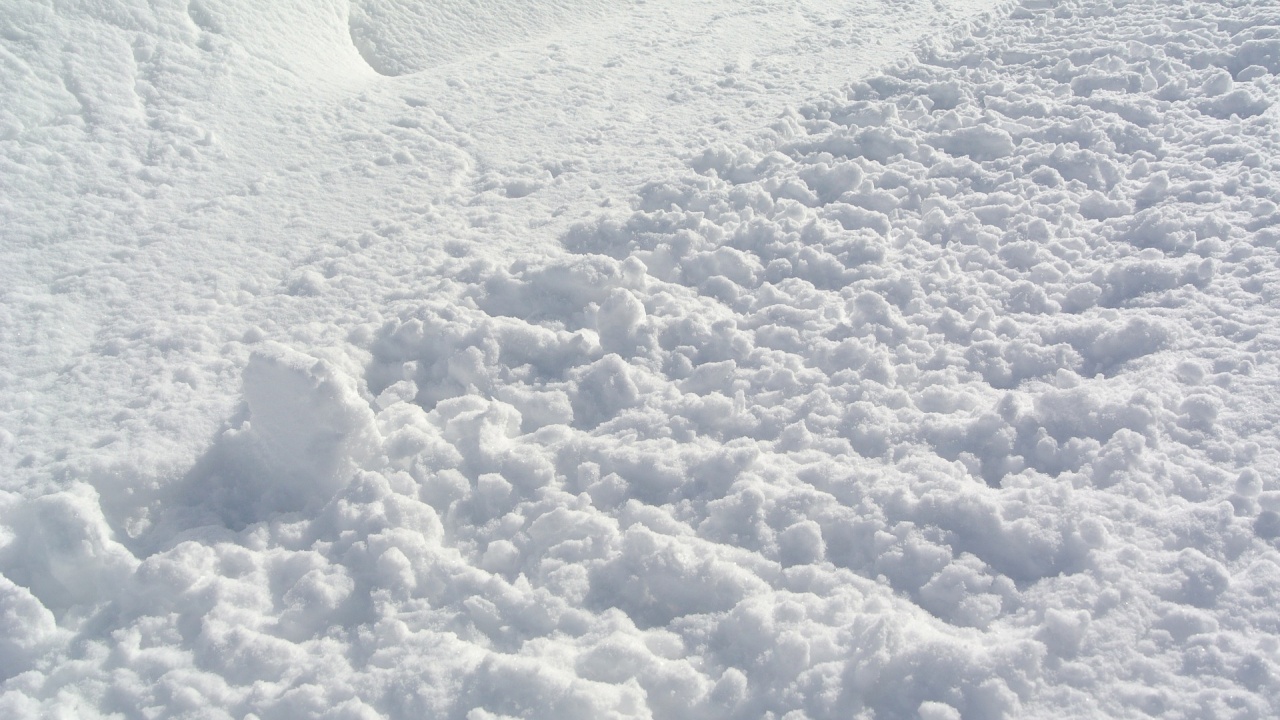 Във високите планински части снежната покривка е достигнала 10-12 сантиметра,