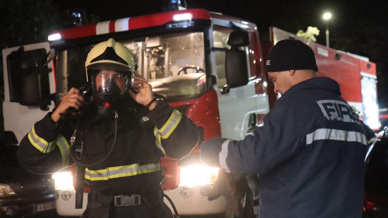 Двама души пострадаха при пожар в София