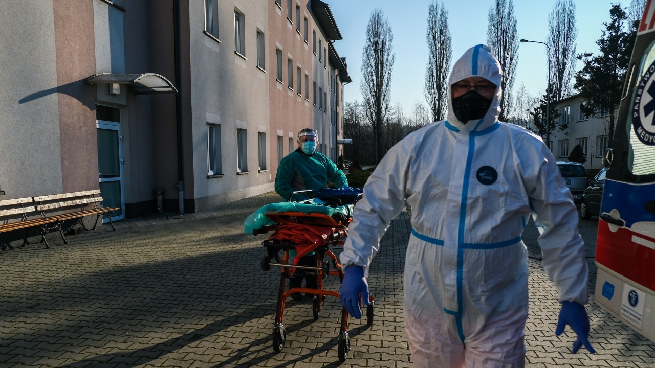 Властите в Полша приканват към ваксинация, докато починалите с диагноза COVID-19 се увеличават