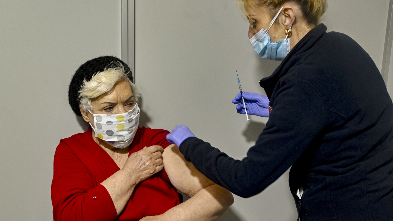 Гръцкият парламент прие законодателна поправка, предвиждаща ваксинирането срещу КОВИД-19 да