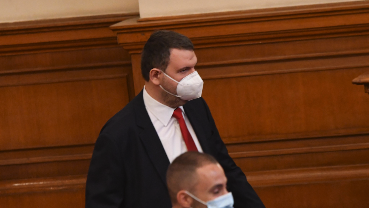 Пеевски в кулоарите на парламента: От нищо не се притеснявам! Поздрави на г-н Прокопиев