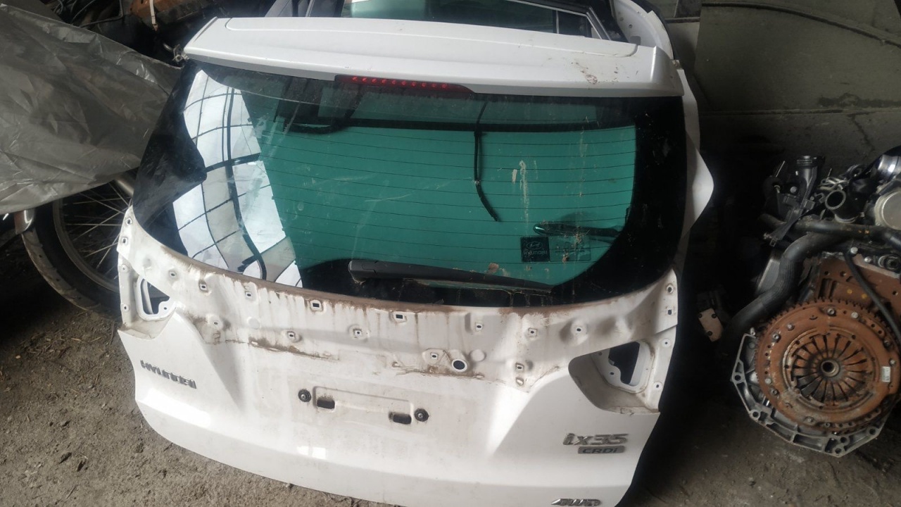 Открадната скъпа кола бе открита на части в Перник