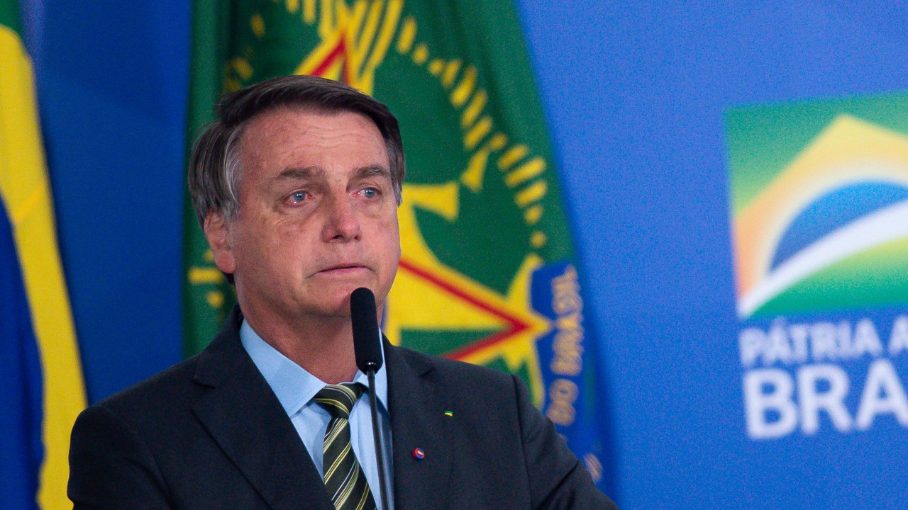 Разследват президента на Бразилия заради коментар за ваксините срещу COVID-19