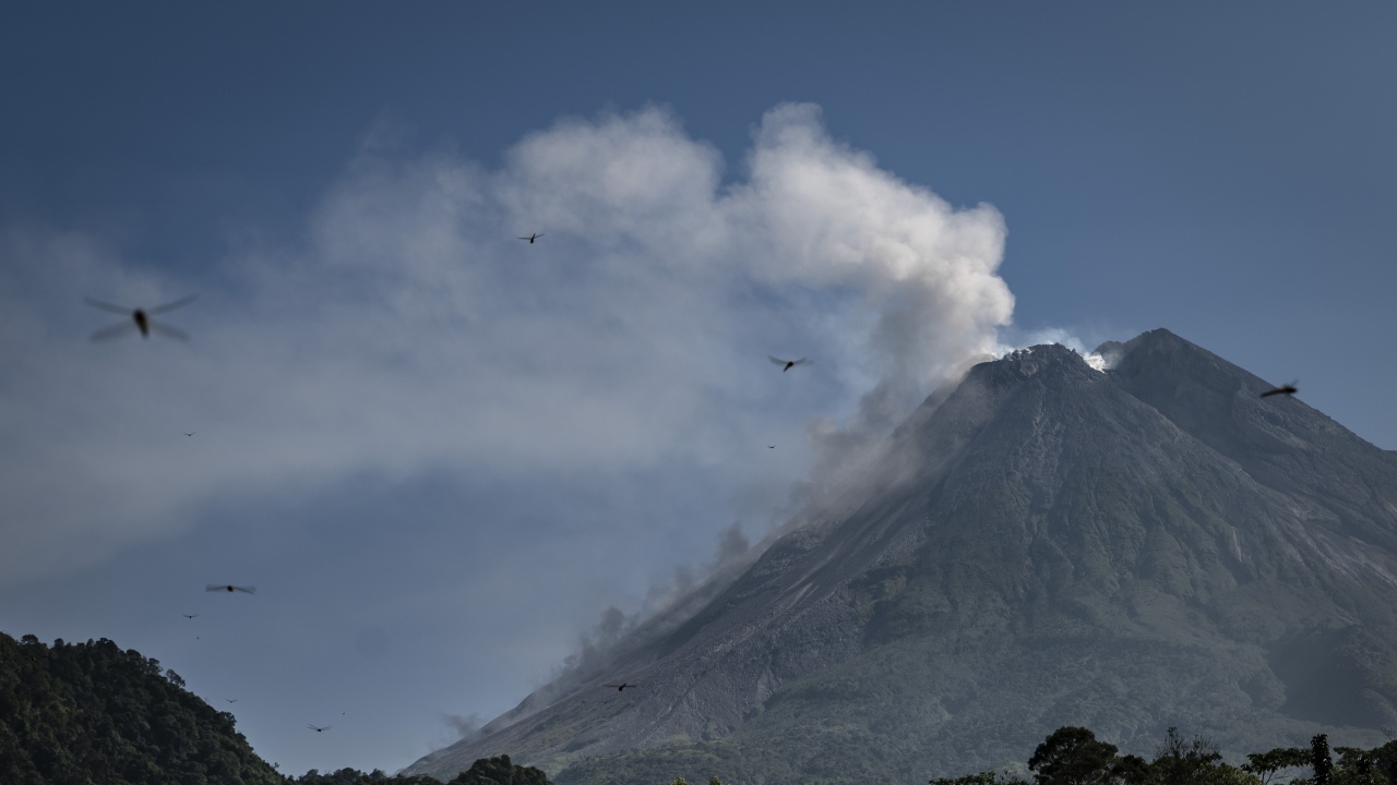 13 са жертвите на изригналия вулкан в Индонезия