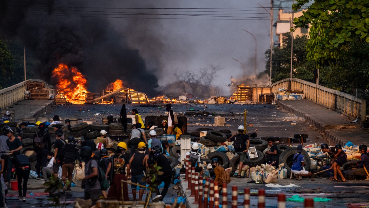 Най-малко петима загинали в Мианма след като силите за сигурност прегазиха протестиращи в Янгон