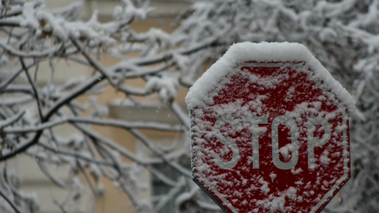 Първи сняг заваля в Разградска област пътните настилки са мокри