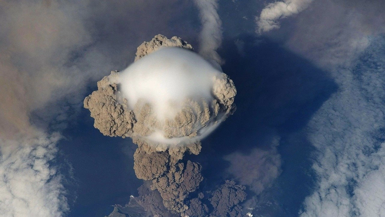 Вулканът Семеру в индонезийската провинция Източна Ява днес изригна и