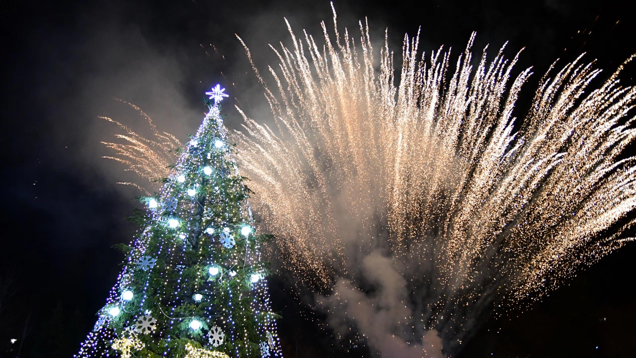 Светлините на коледната елха в Смолян ще светнат на 8 декември съобщиха