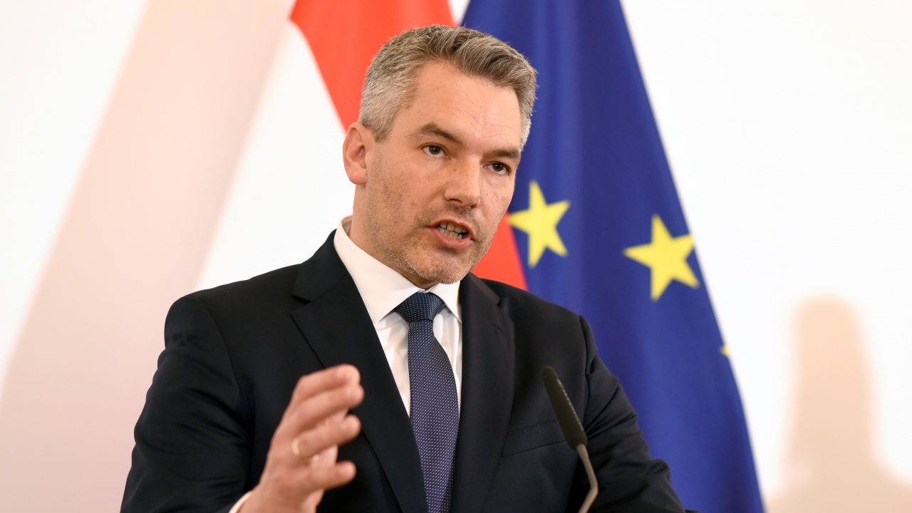 Новият канцлер на Австрия Карл Нехамер и петима нови министри