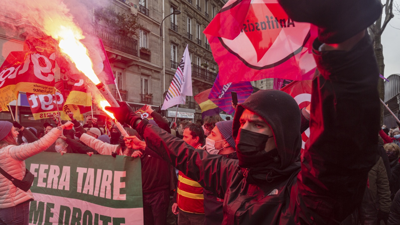 Разследват насилието по време на първия митинг на крайнодесния кандидат-президент на Франция Ерик Земур