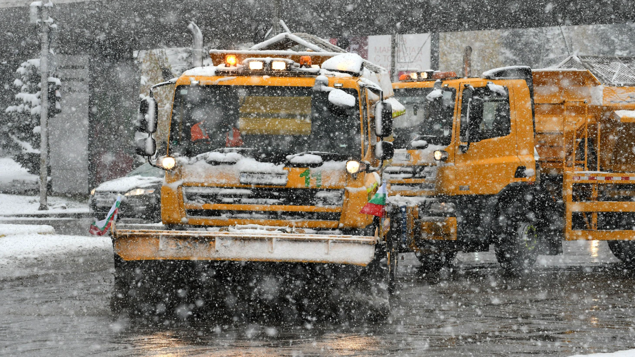 Пътната обстановка в цялата страна е усложнена заради обилния сняг и дъжд