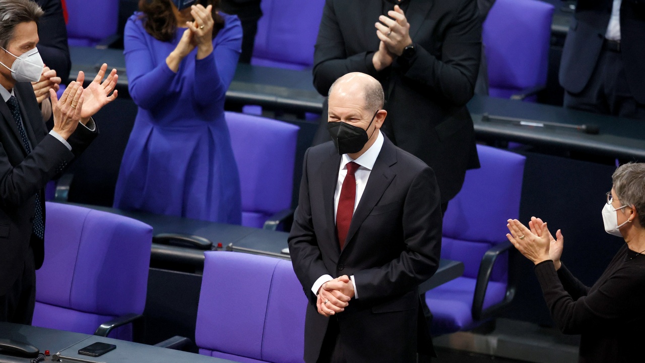 Социалдемократът Олаф Шолц бе избран от Бундестага за канцлер на