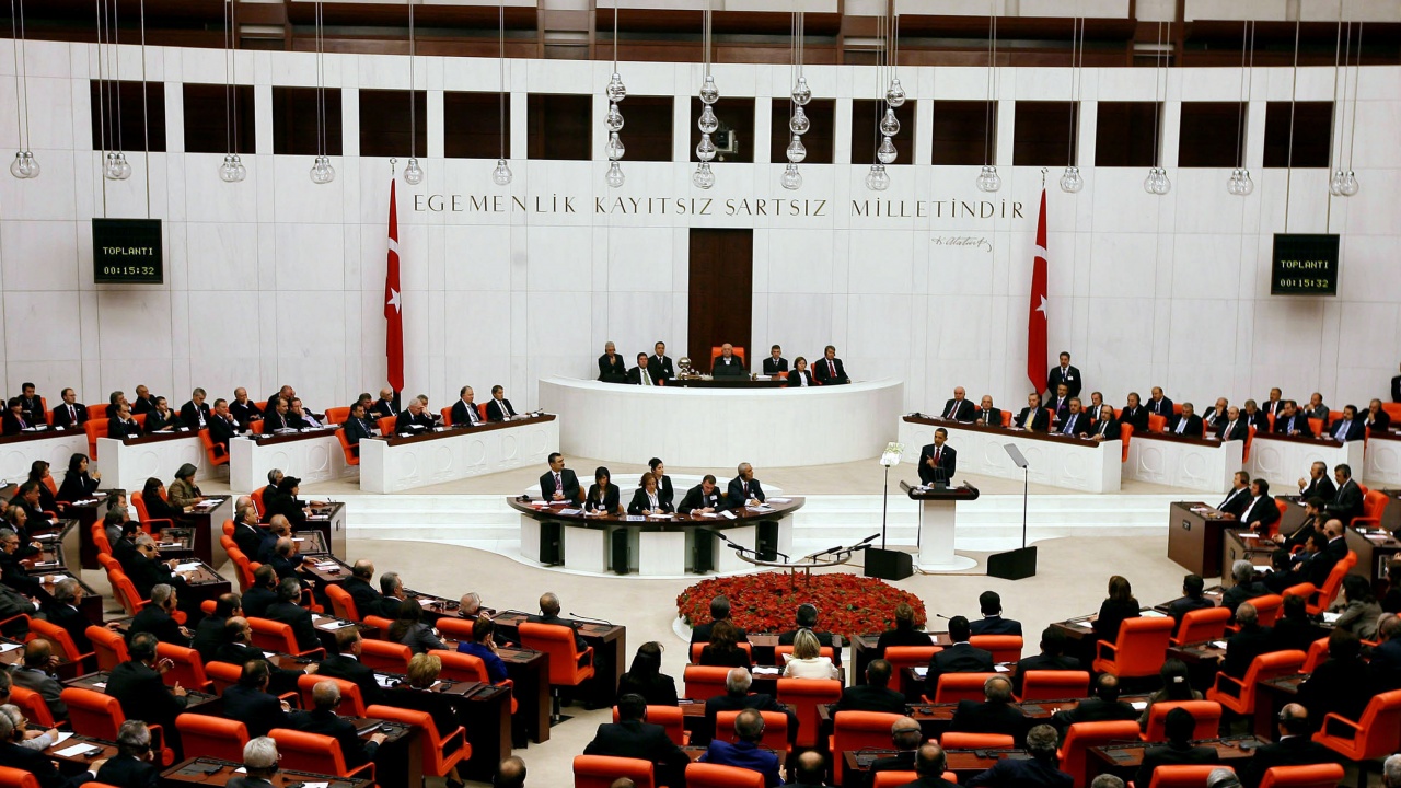 Депутатите в турския парламент си спретнаха бой